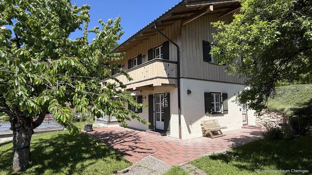 Familiengerechtes Einfamilienhaus mit Garten, Doppelgarage und Doppelcarport in sonniger Lage, 83313 Siegsdorf