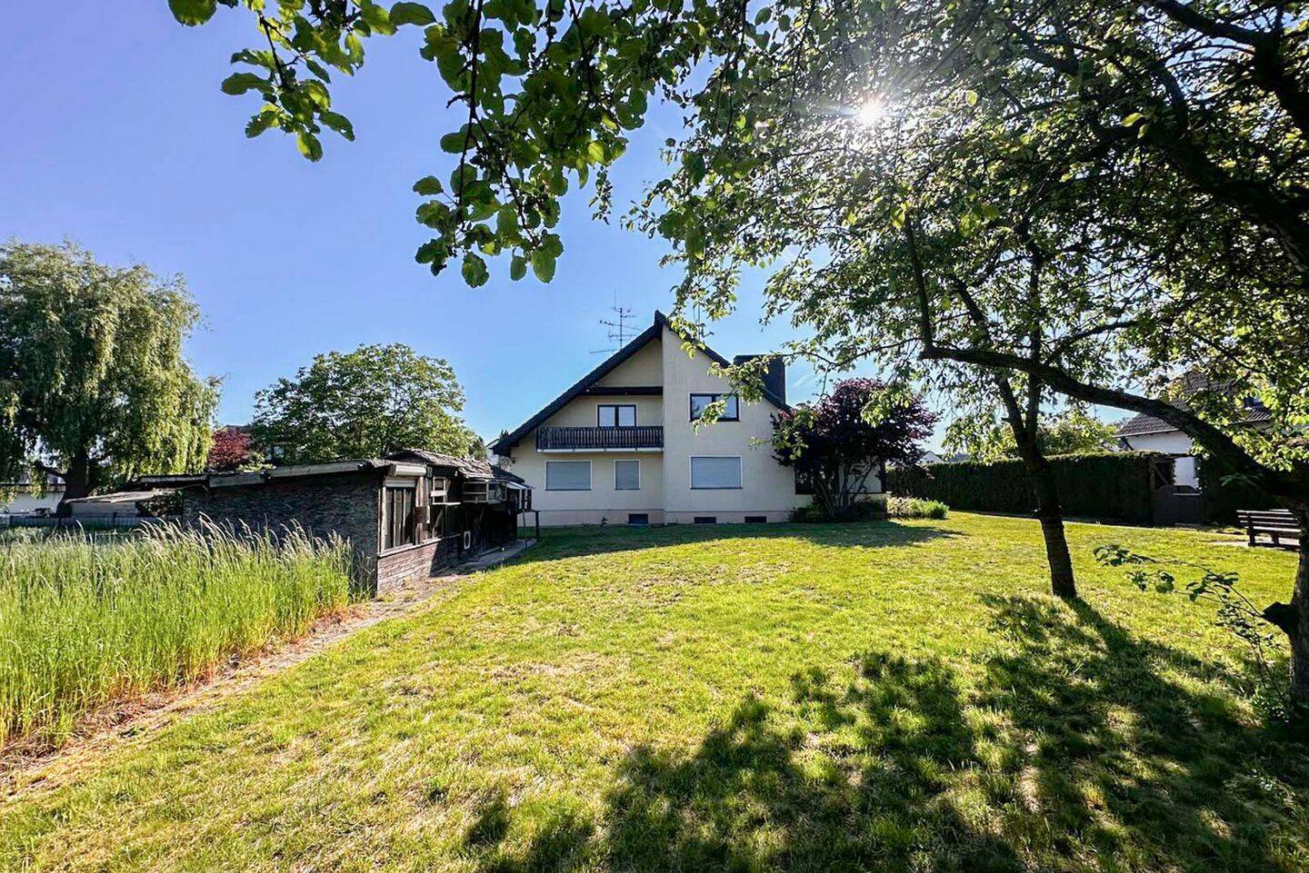 Großzügiges Zweifamilienhaus mit Traumgarten, Balkon, Wintergarten & Doppelgarage, 91093 Heßdorf