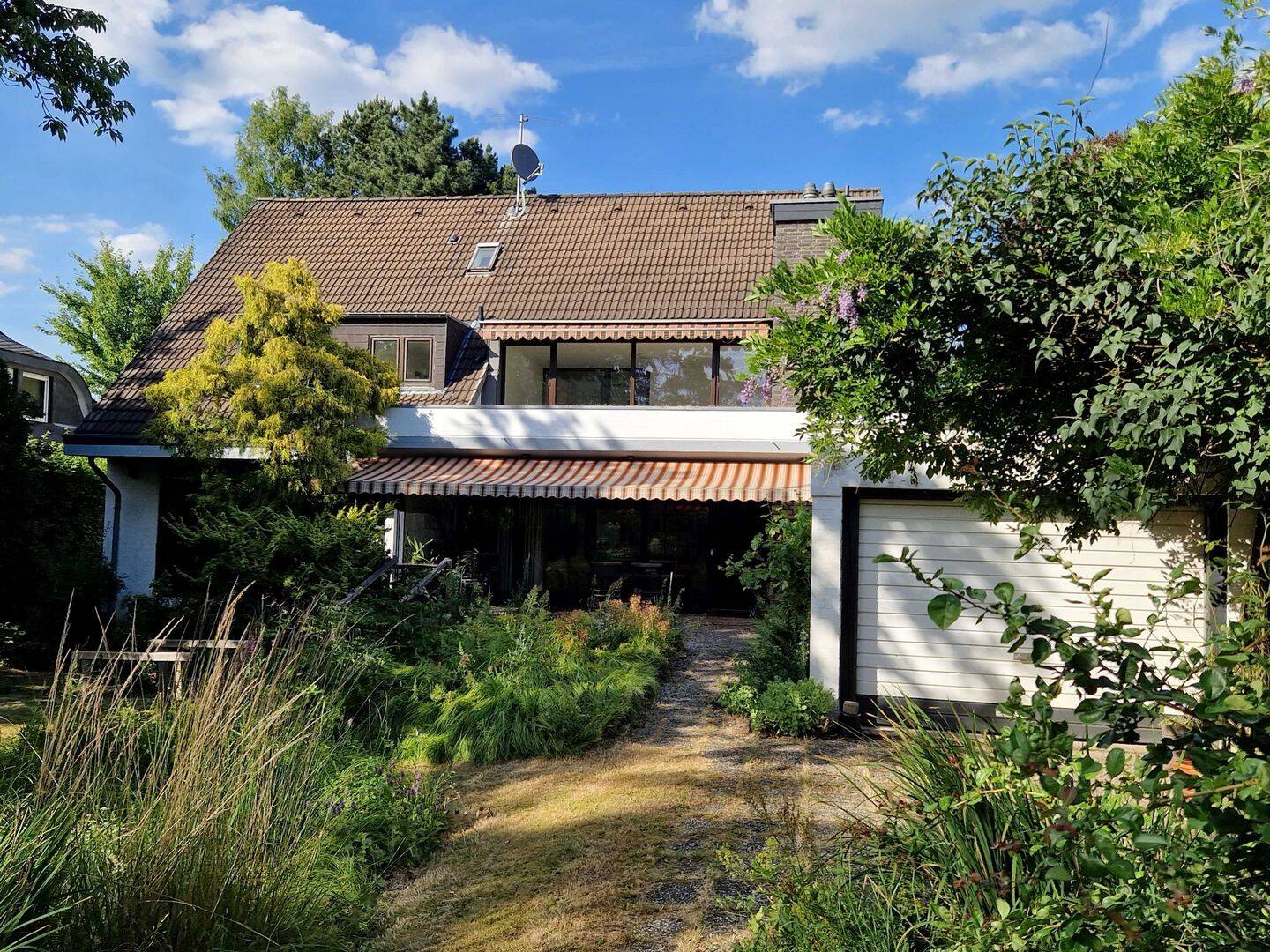 Renovierungsbedürftiges Familiendomizil mit parkähnlichem Grundstück, 40489 Düsseldorf (Angermund Kaiserswerth Kalkum Lohausen Wittlaer)