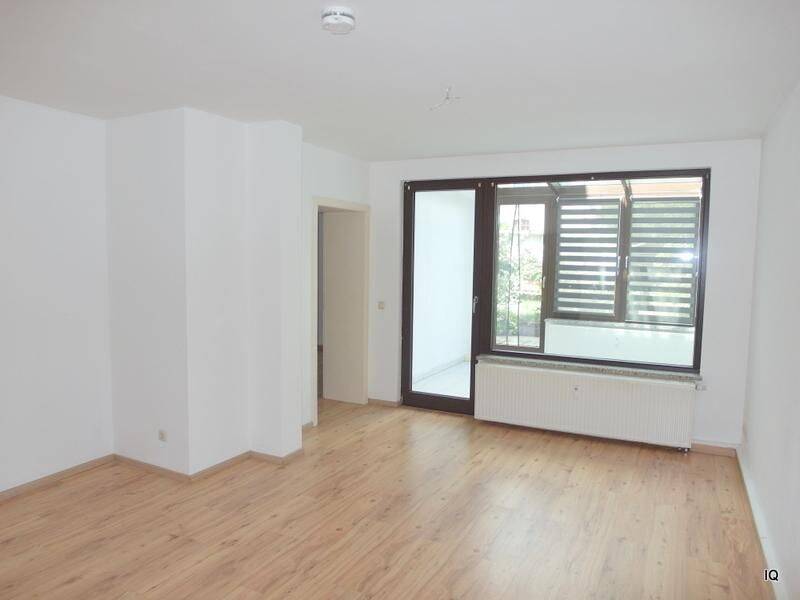 Schöne 3-Zimmer-Wohnung mit Laminatboden, Wintergarten und Terrasse * Einbauküche bereits integriert, 8393 Meerane