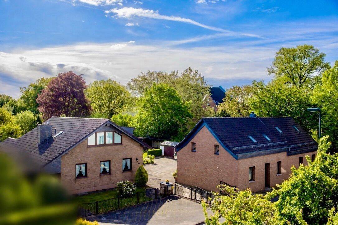 Familienresidenz mit zwei Wohnhäusern auf ca. 2.160 m² Grundstück in Düsseldorf-Lohausen, 40474 Düsseldorf (Golzheim Lohausen Pempelfort Stockum)