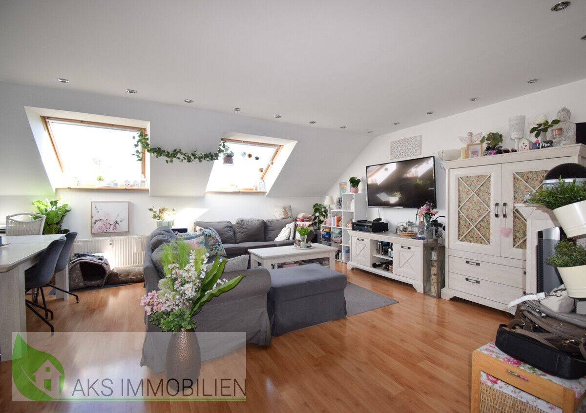 Großzügige 4-Zimmer-Dachgeschosswohnung mit 2 Balkonen, Garage & Teilungspotenzial, 75180 Pforzheim (Büchenbronn Dillweißenstein Sonnenberg Sonnenhof)