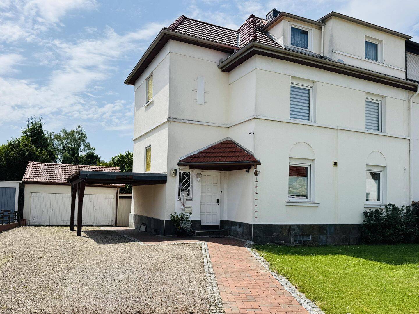 Charmante Zweifamilienhaus-Doppelhaushälfte mit großem Grundstück, ausgebautem Spitzboden und zwei Garagen, 32049 Herford