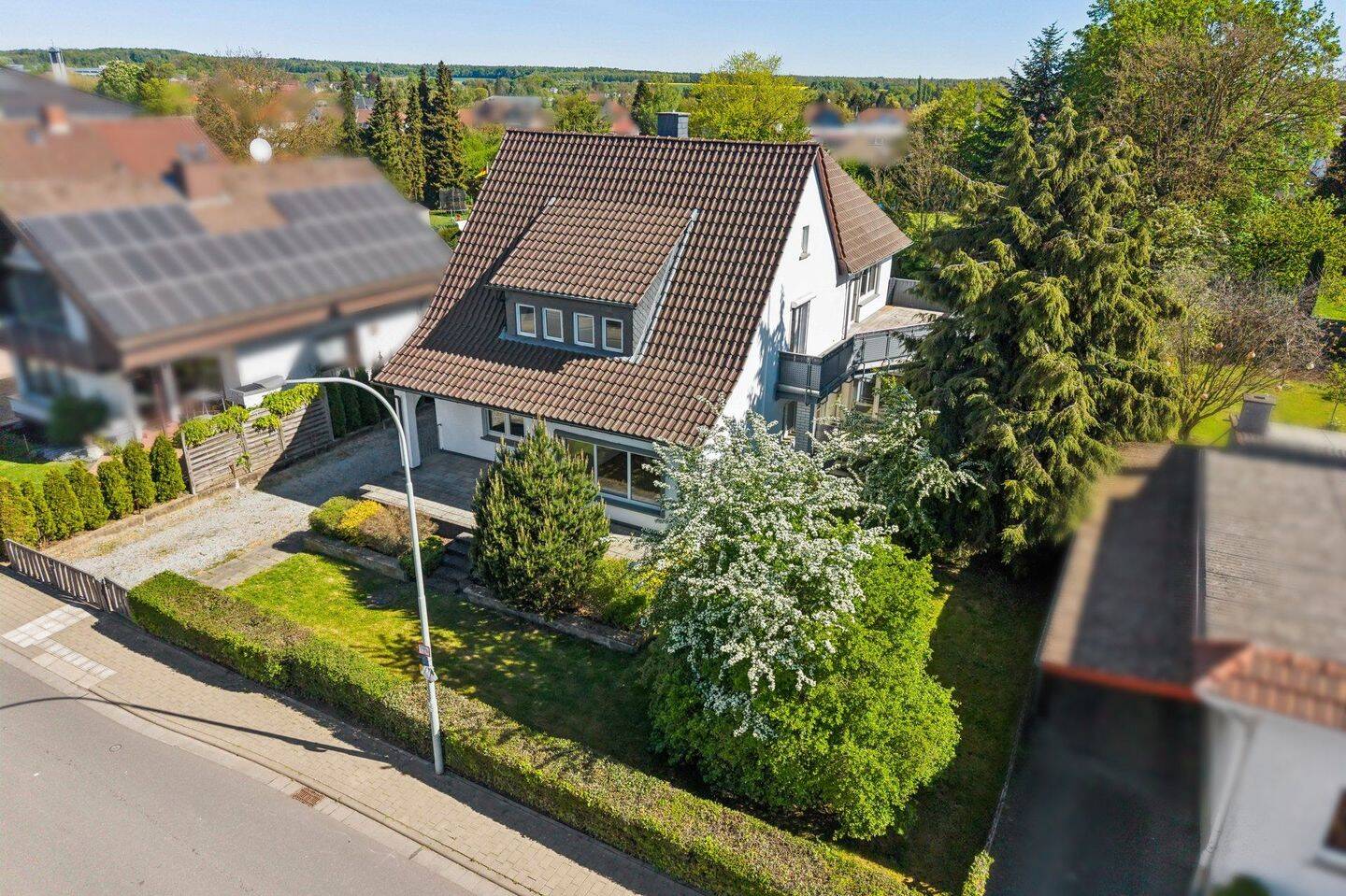 Großzügiges Ein-/Zweifamilienhaus mit weitläufigem Grundstück und vielfältigen Nutzungsmöglichkeiten, 35423 Lich