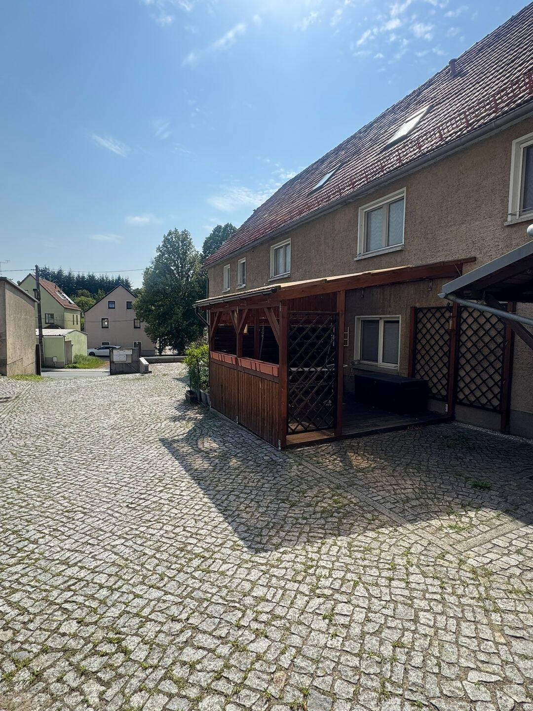 Familienfreundliche 4-Zimmer-Wohnung mit Kamin und Garage, 1454 Radeberg