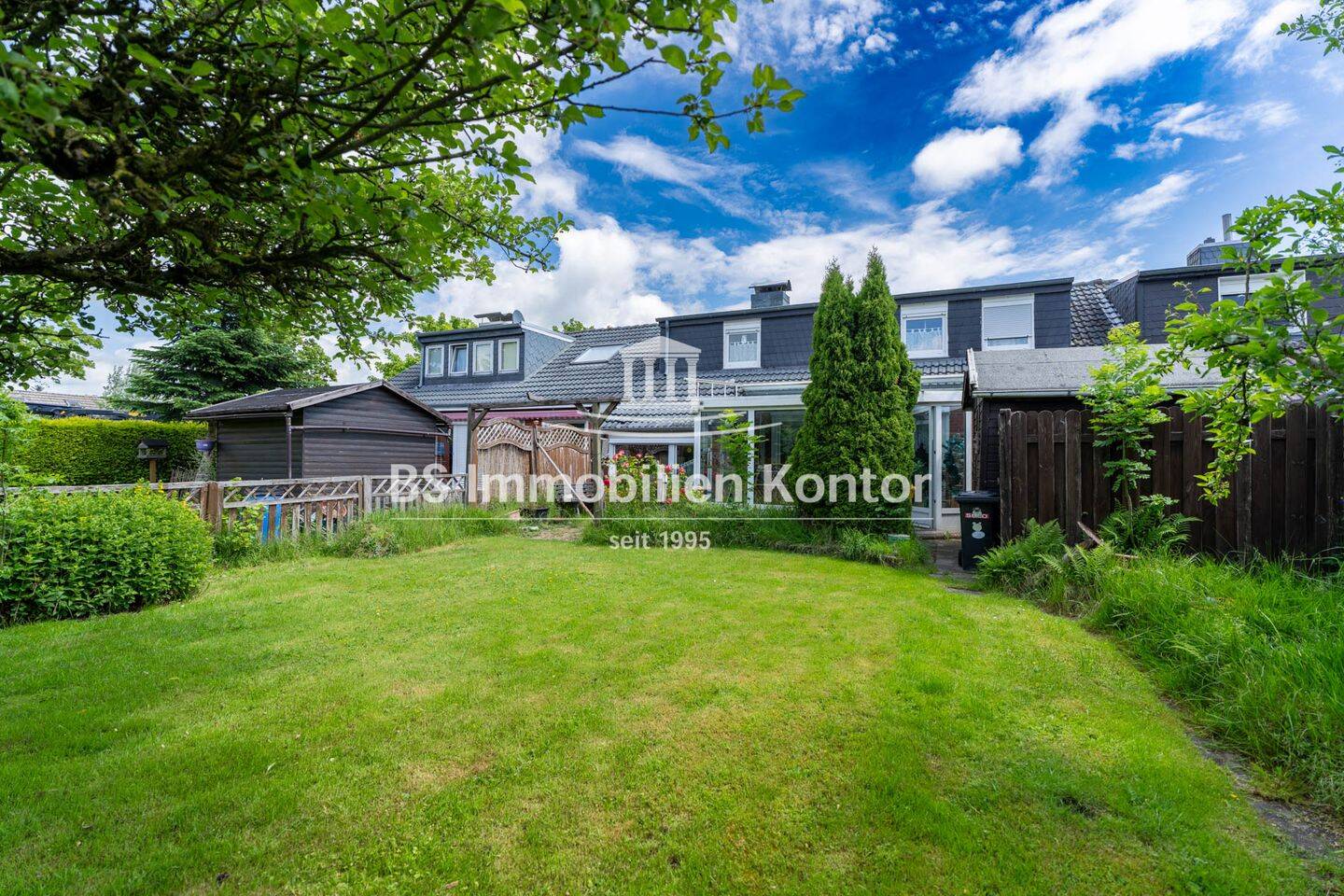 Wolthusen! Geräumiges Reihenmittelhaus mit Gartenanlage, W-Garten und Garage in bevorzugter Lage!, 26725 Emden