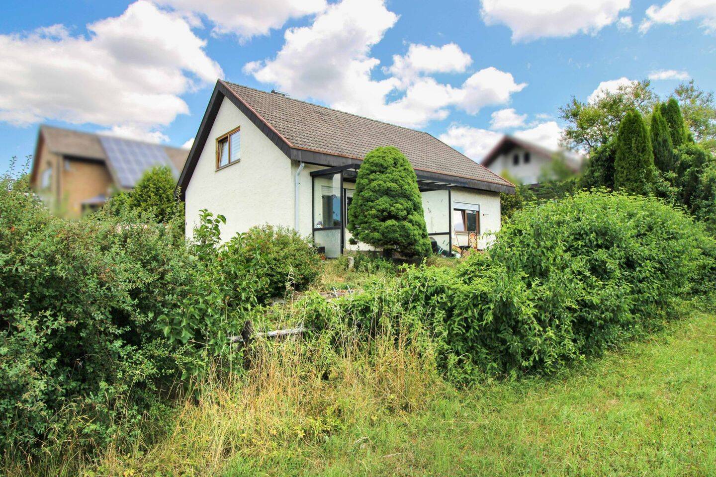 Einfamilienhaus mit Einliegerwohnung, Terrasse, großer Garten und zahlreiche Parkmöglichkeiten, 72296 Schopfloch