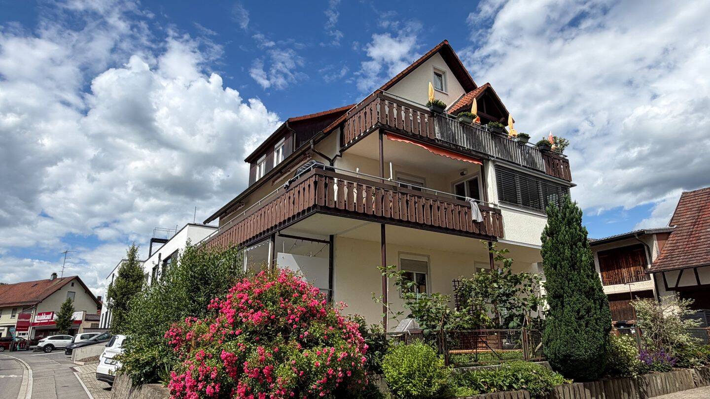 SEHR GEPFLEGT! 3-Zi.-Dachgeschoßwohnung mit moderner Einbauküche und großem Aussichtsbalkon in FN-Ailingen, 88048 Friedrichshafen