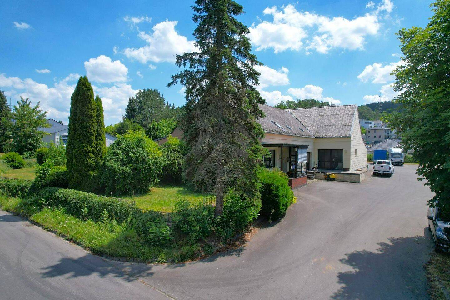 Freistehendes, geräumiges Wohnhaus mit Lagerhalle und Garage auf einem 2.858 m² großen Grundstück in Gerolstein, 54568 Gerolstein