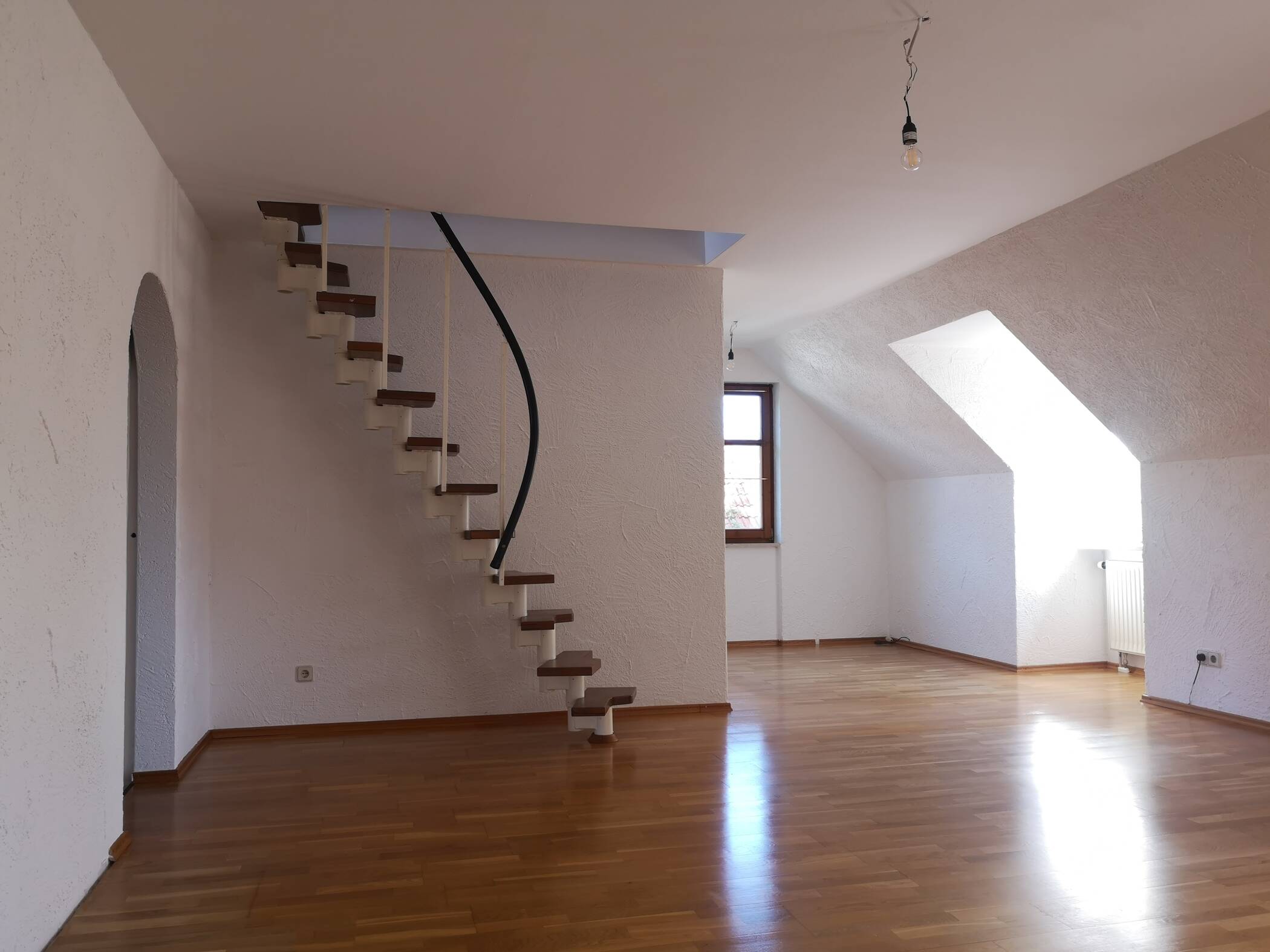 Helle 3-Zimmer-Dachgeschosswohnung mit EBK und großzügig ausgebautem Speicher, 85757 Karlsfeld