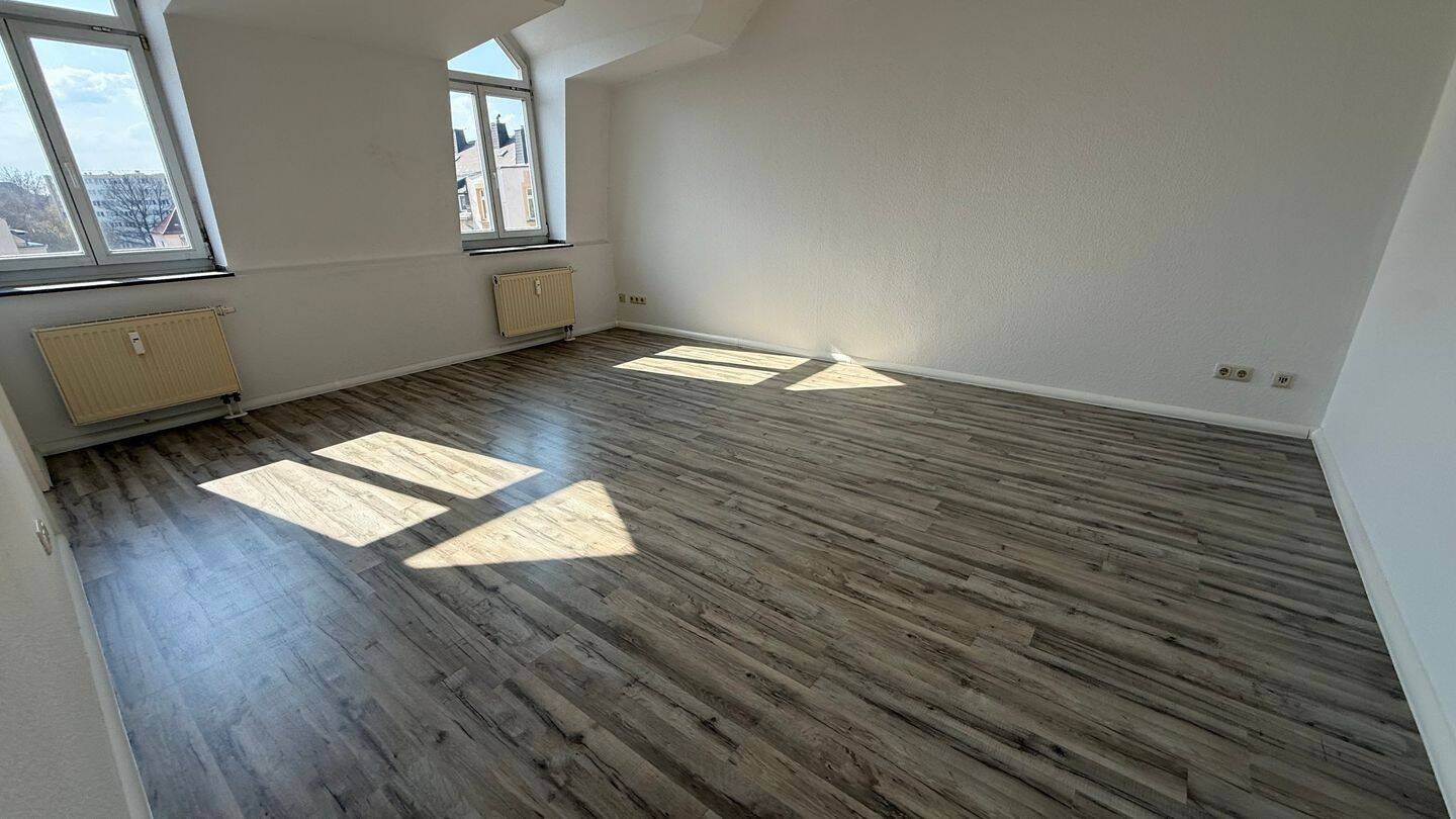 Alles NEU ab 15.9. DG + Aufzug + moderner Boden + Bad mit Wanne !