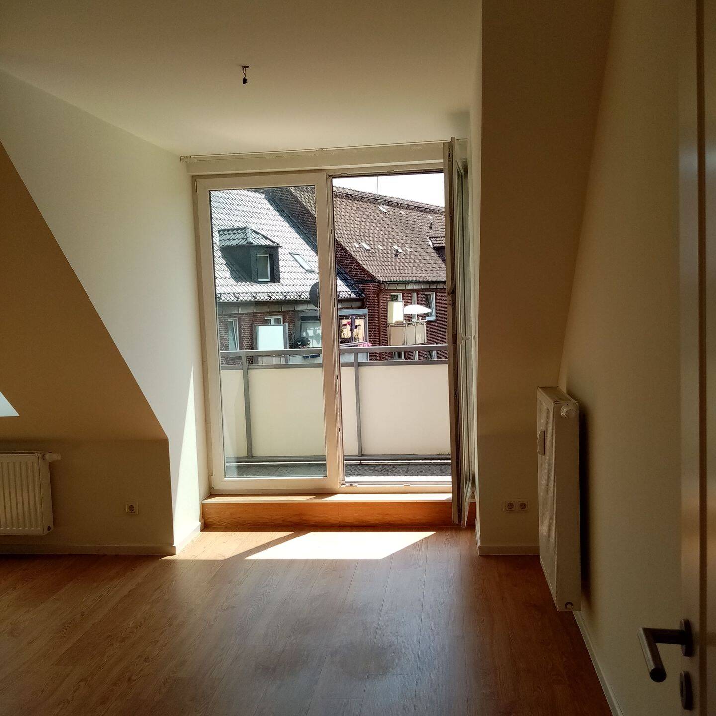 Schöne Dachgeschosswohnung mit hoher Decke im Wohnzimmer in HH-Horn, 22111 Hamburg (Mitte Billstedt Hamm Horn)