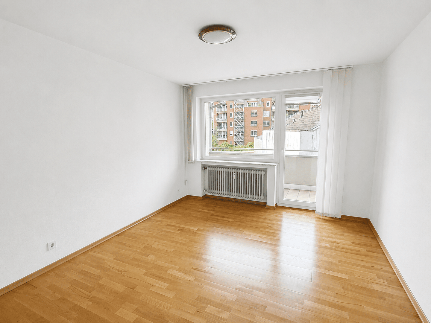 Bilk: Ideal geschnittene, frisch renovierte 2 Zimmer Wohnung mit Balkon und Einbauküche, 40223 Düsseldorf (Bilk Flehe Unterbilk)