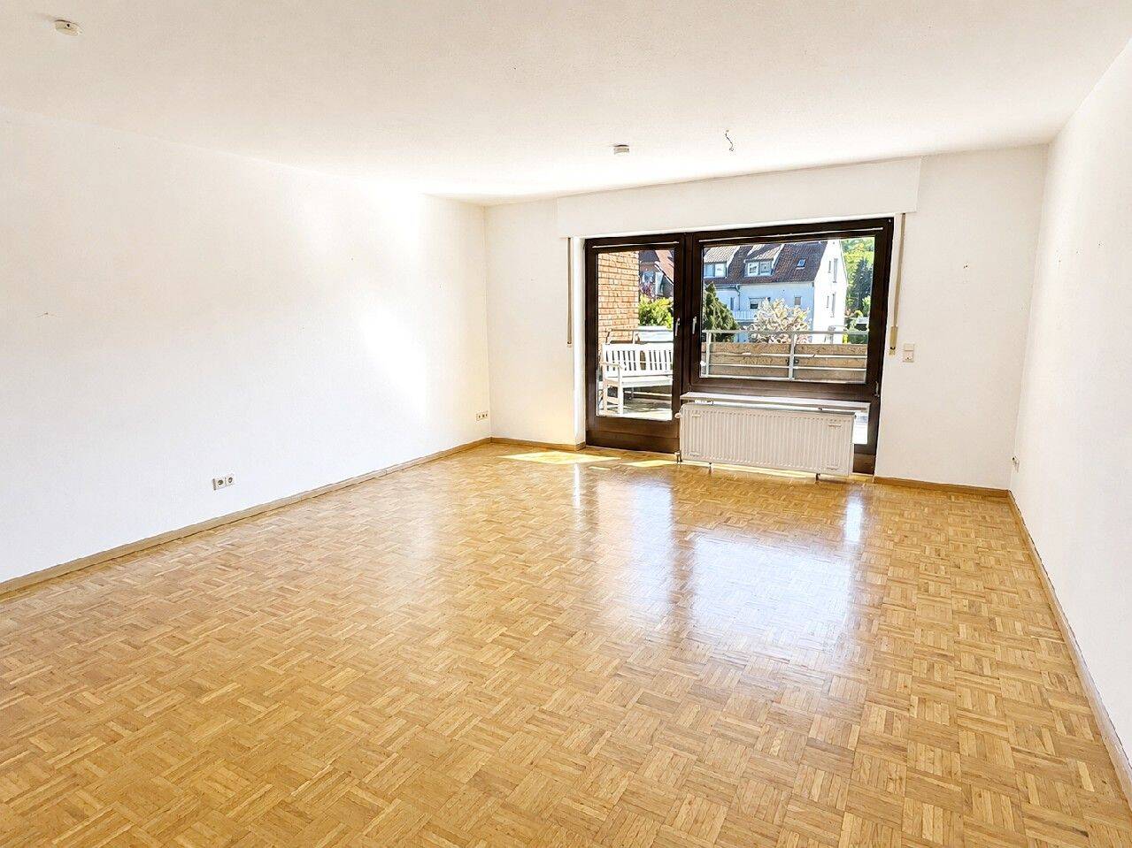 Freigestellte 3-Zi-Wohnung mit großem Balkon, großem Keller und Garage
