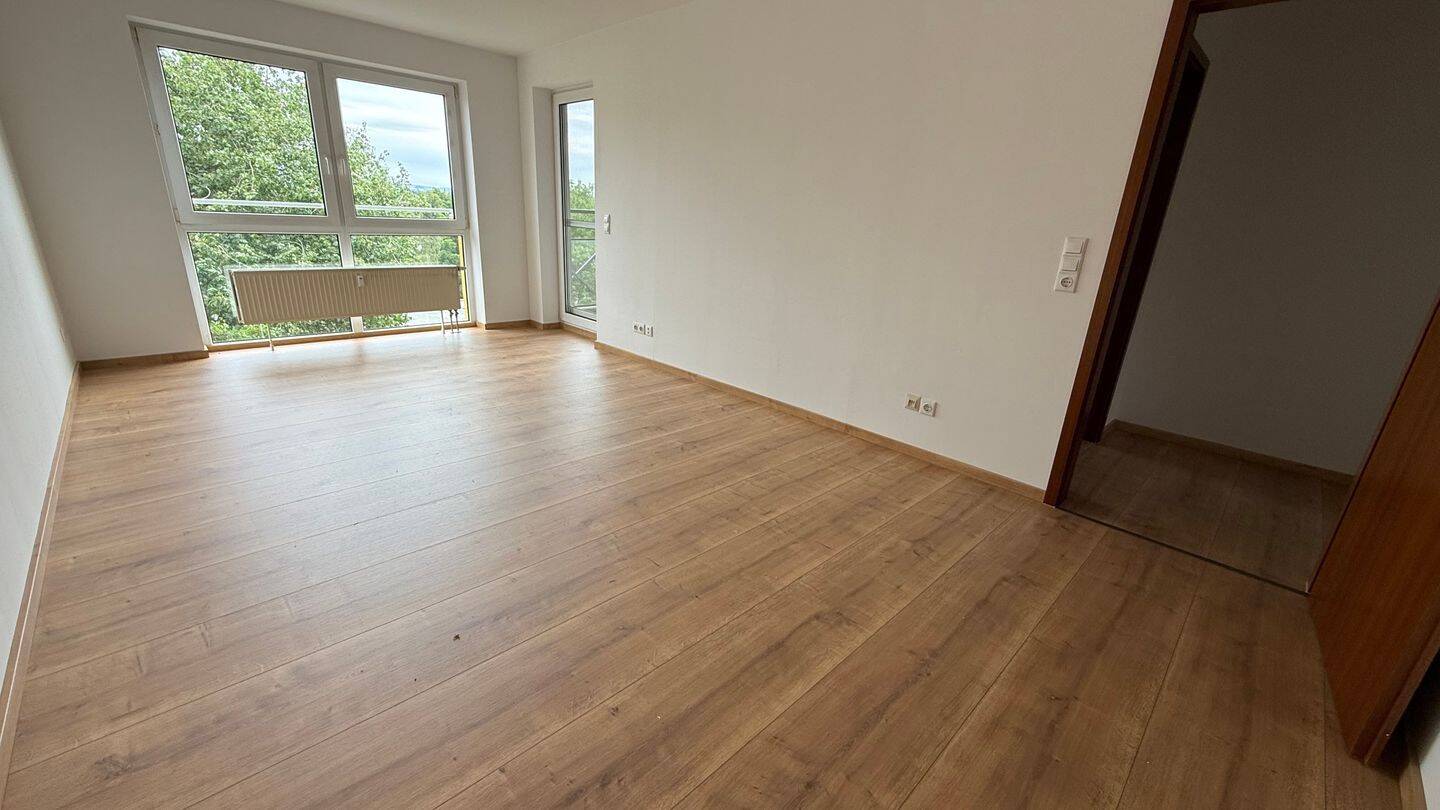 Mit Lift ins 5.OG * Laminat * Loggia * Wanne + TG-Stellplatz, 9113 Chemnitz