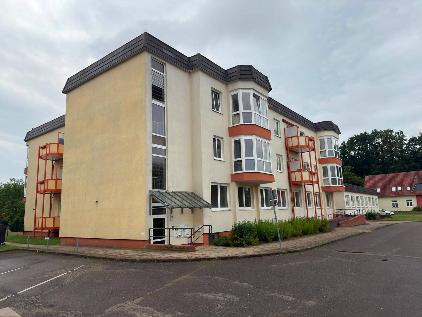 Helle 2-Raum-Wohnung mit Aufzug, großem Erker & Stellplatzoption in Parchim, 19370 Parchim