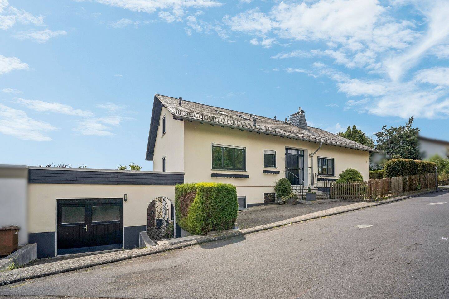Großzügiges Einfamilienhaus mit Einliegerwohnung in bevorzugter, familienfreundlicher Wohnlage, 65589 Hadamar