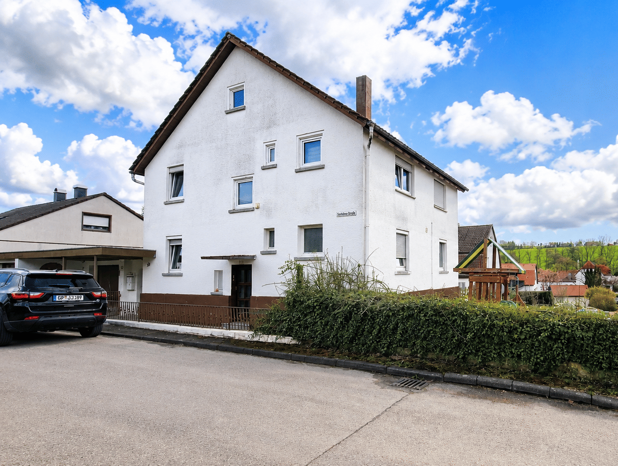 Freistehendes Zweifamilienhaus mit Garten, 2 Garagen und Ausbaureserve in Birenbach, 73102 Birenbach