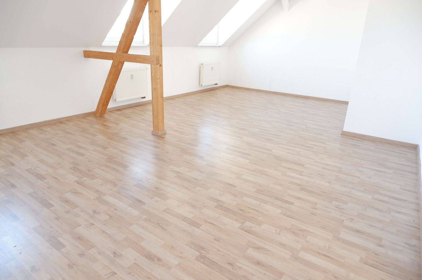 TOP Whg. im Dachgeschoss = 3.OG / Laminat / inkl. EBK ! PROVISIONSFREI !, 9119 Chemnitz (Helbersdorf Kapellenberg Kappel Zentrum)