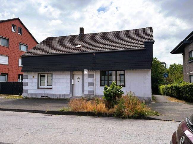 „Ideal für einen Handwerker“ Freistehendes Einfamilienhaus mit Altbau-Charme in 47228 Duisburg, 47228 Duisburg (Bergheim Friemersheim Hochemmerich Winkelhausen)