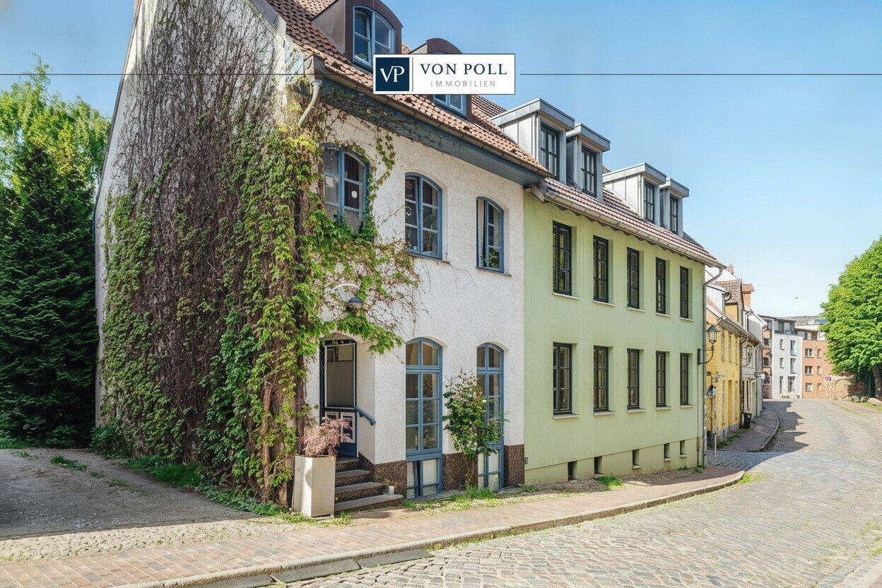 Altstadtflair trifft Wohnkomfort I Modernes Stadthaus mit Einliegerwohnung & bezauberndem Grundstück, 18055 Rostock (Brinckmansdorf Kassebohm Kröpeliner Tor-Vorstadt Stadtmitte)