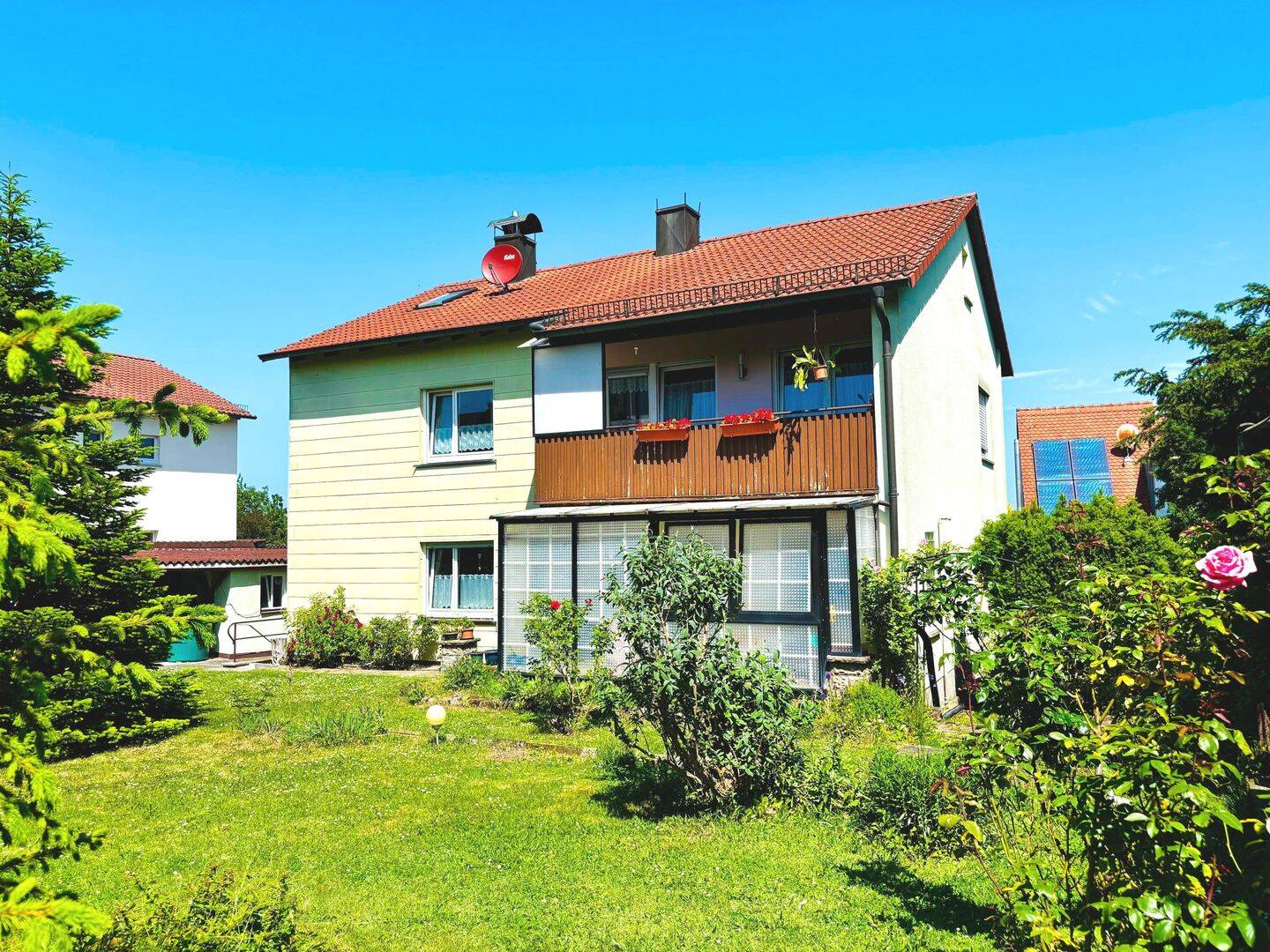 Sie wünschen sich viel Platz? Gepflegtes 2 Fam.-Haus mit Garage und Garten im ruhigen, sonnigen Grün, Wfl. 160m², Grund 642m², 97486 Königsberg i. Bay.