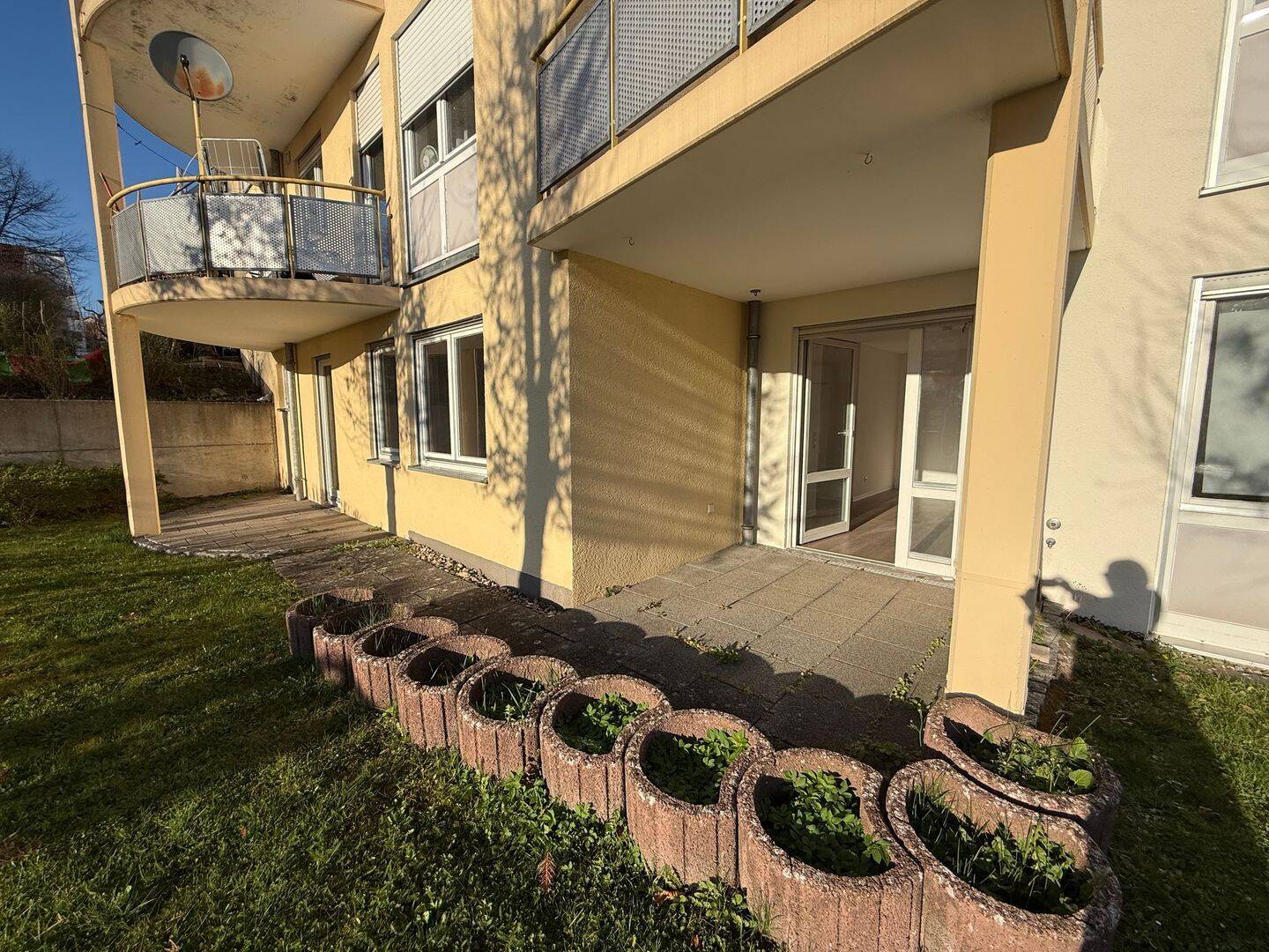 3 Zi.-EG-Wohnung mit 2 Terrassen, Gartenanteil und Kfz – Stellplatz am südlichen Stadtrand von Ellwangen, 73479 Ellwangen (Jagst)