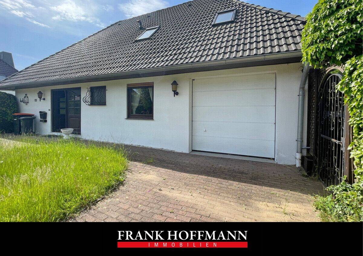 Einfamilienhaus mit Garage, großzügigem Pool und Garage in Wakendorf II, 24558 Wakendorf II