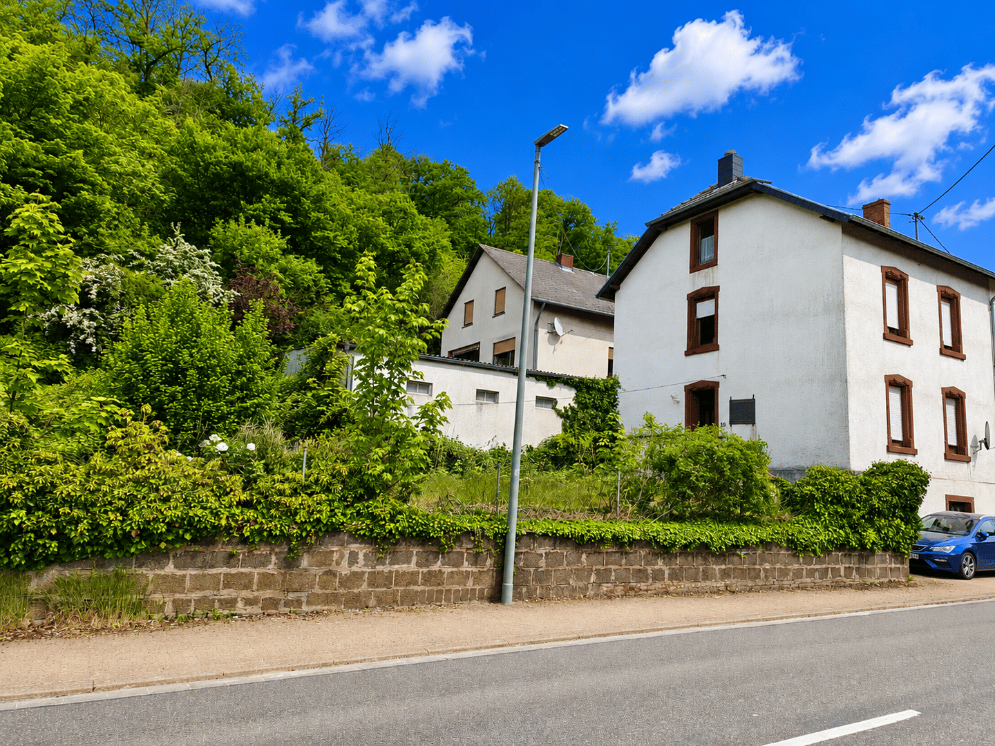 Zwei Wohnhäuser mit Garagen und Garten – Gesamtpaket oder eventuell auch einzeln erhältlich!, 66693 Mettlach
