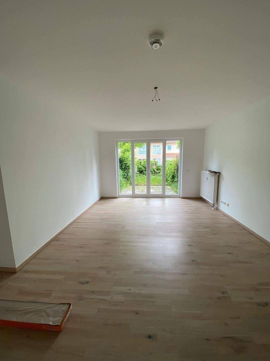Sonnige 1 Zimmer Wohnung mit Terrasse / Gartenanteil *Wannenbad mit Toilette und Fenster *Laminat / Fliesen, 14624 Dallgow-Döberitz