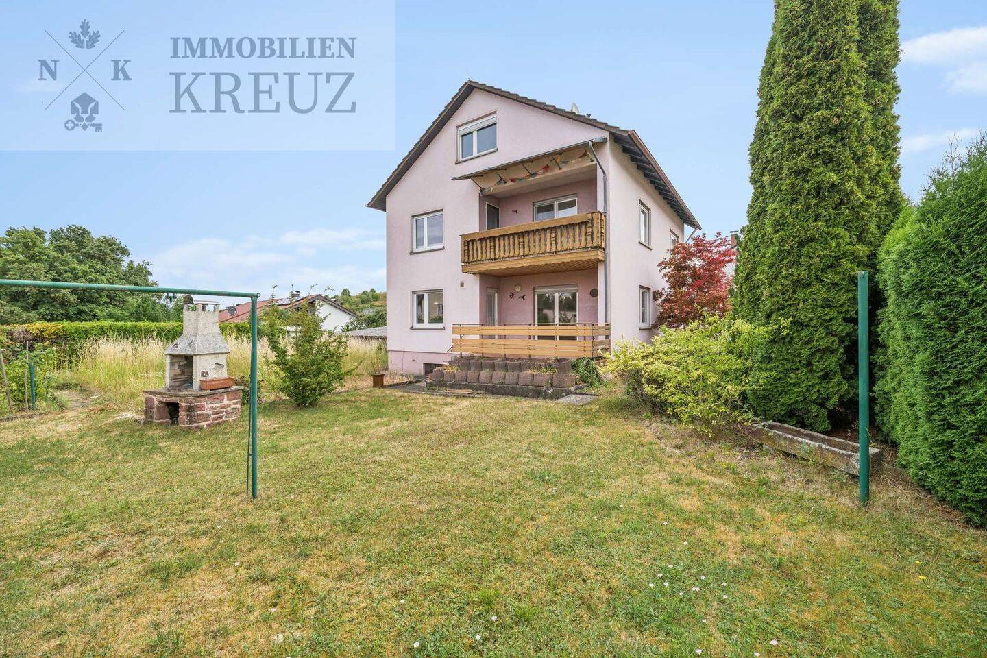 Freistehendes Zweifamilienhaus mit großem Garten und Doppelgarage in Külsheim, 97900 Külsheim
