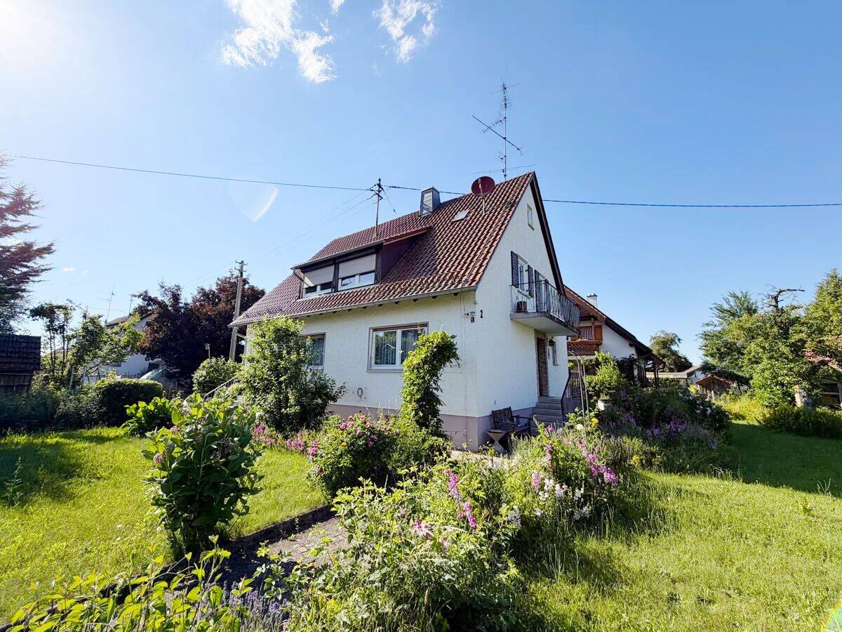 Großzügiges Einfamilienhaus mit üppigem Grundstück Garage + Abstellschuppen in Weißenhorn-Attenhofen, 89264 Weißenhorn
