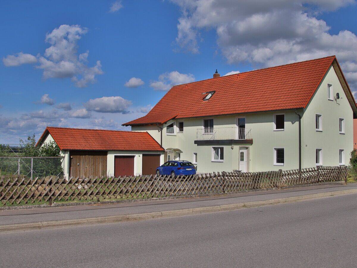 Viel Platz für neue Wohnideen: Großzügiges Zweifamilienhaus mit vielfältigen Möglichkeiten, 92421 Schwandorf