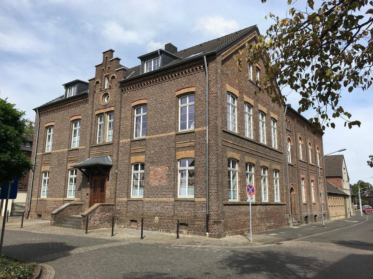 WBS-Seniorenwohnung (60+) | 62 m² | Erdgeschoss in der historischen AHL SCHULL, 50129 Bergheim