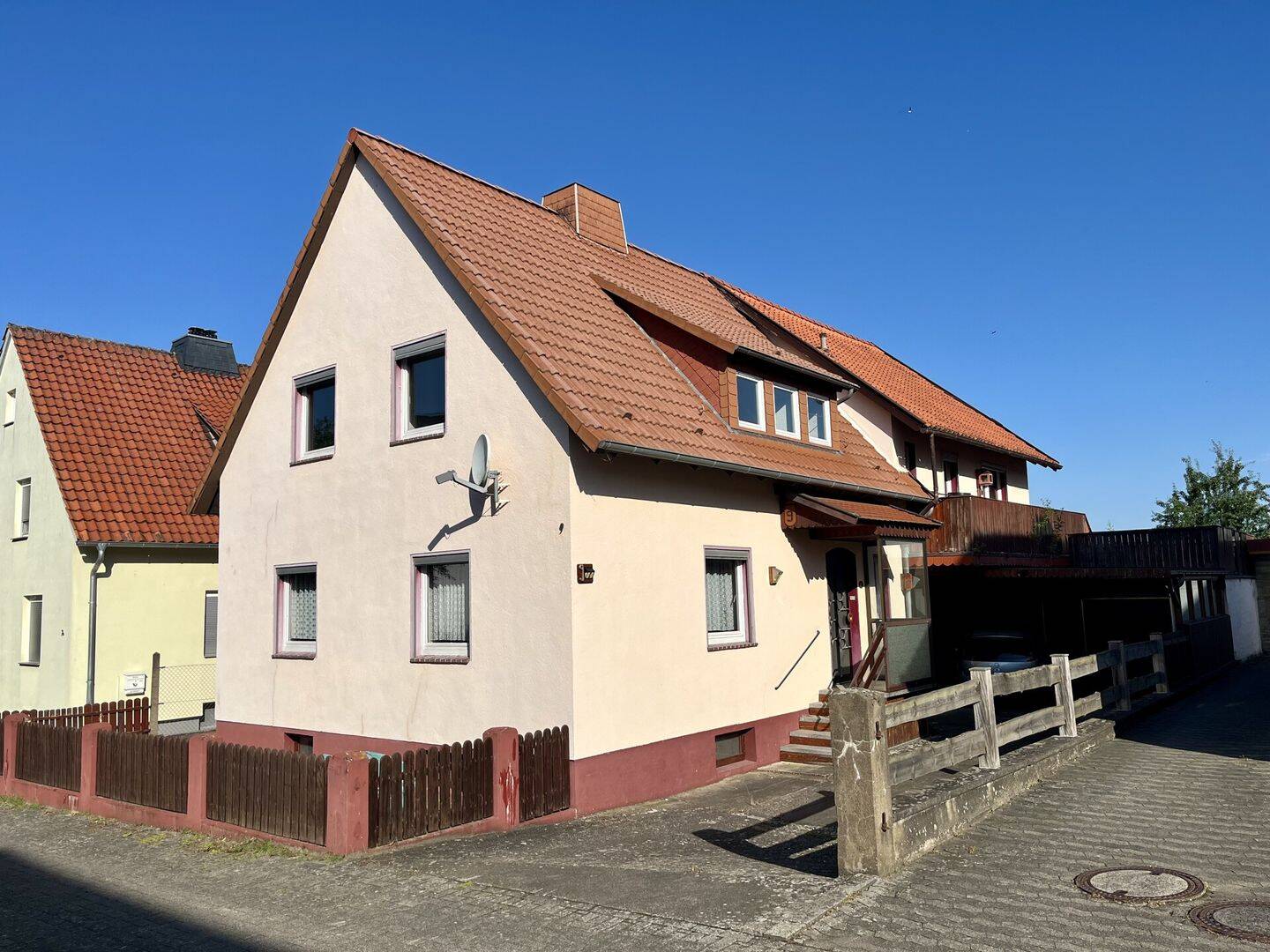Großzügiges Einfamilienhaus mit großem Grundstück, zwei Garagen und Photovoltaikanlage in ruhiger Lage von Hohnstedt, 37154 Northeim
