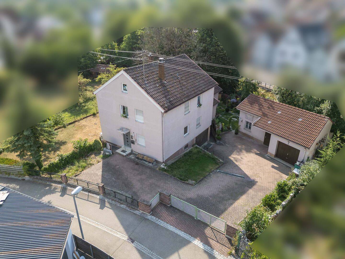 Viel Platz für Ihre Wohnideen – Zweifamilienhaus mit zwei Wohneinheiten in ruhiger Wohnlage, 73326 Deggingen