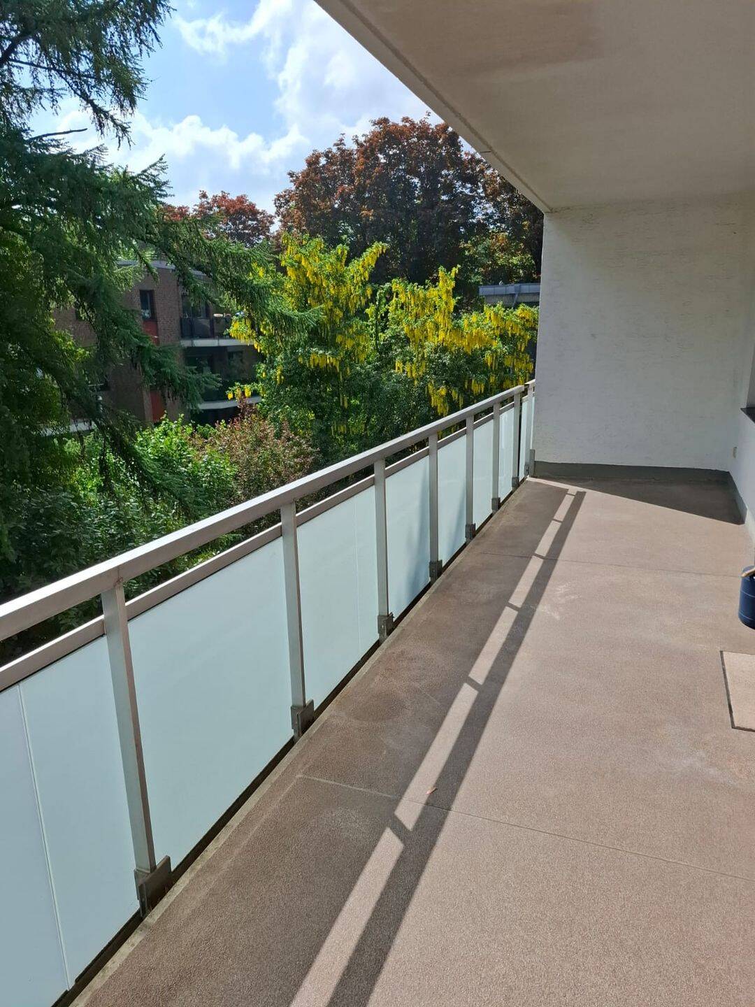 Gepflegtes Ambiente: Helle 3-Zimmer-Wohnung in Top-Lage von Marienburg mit Terrasse & TG, 50968 Köln (Rodenkirchen)