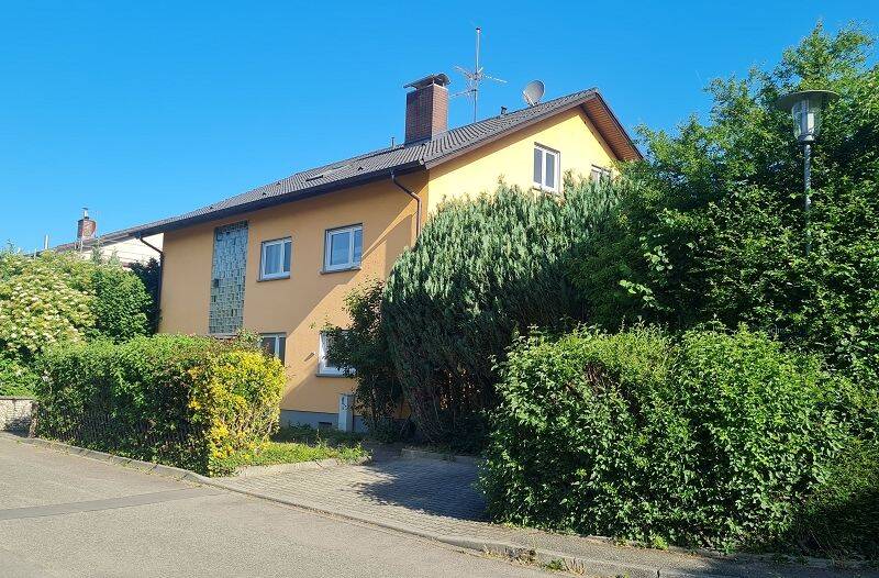 Mehrfamilienhaus mit 3 Wohnungen und großem Garten in Schliengen, 79418 Schliengen