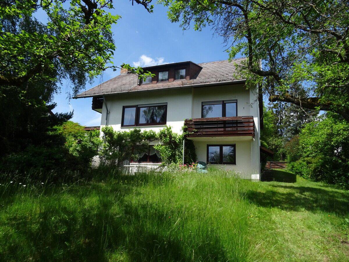 Freistehendes EFH mit Einliegerwohnung/Doppelgarage auf großem Grundstück in bevorzugter Wohngegend, 95032 Hof (Eppenreuth Innenstadt Pirk)