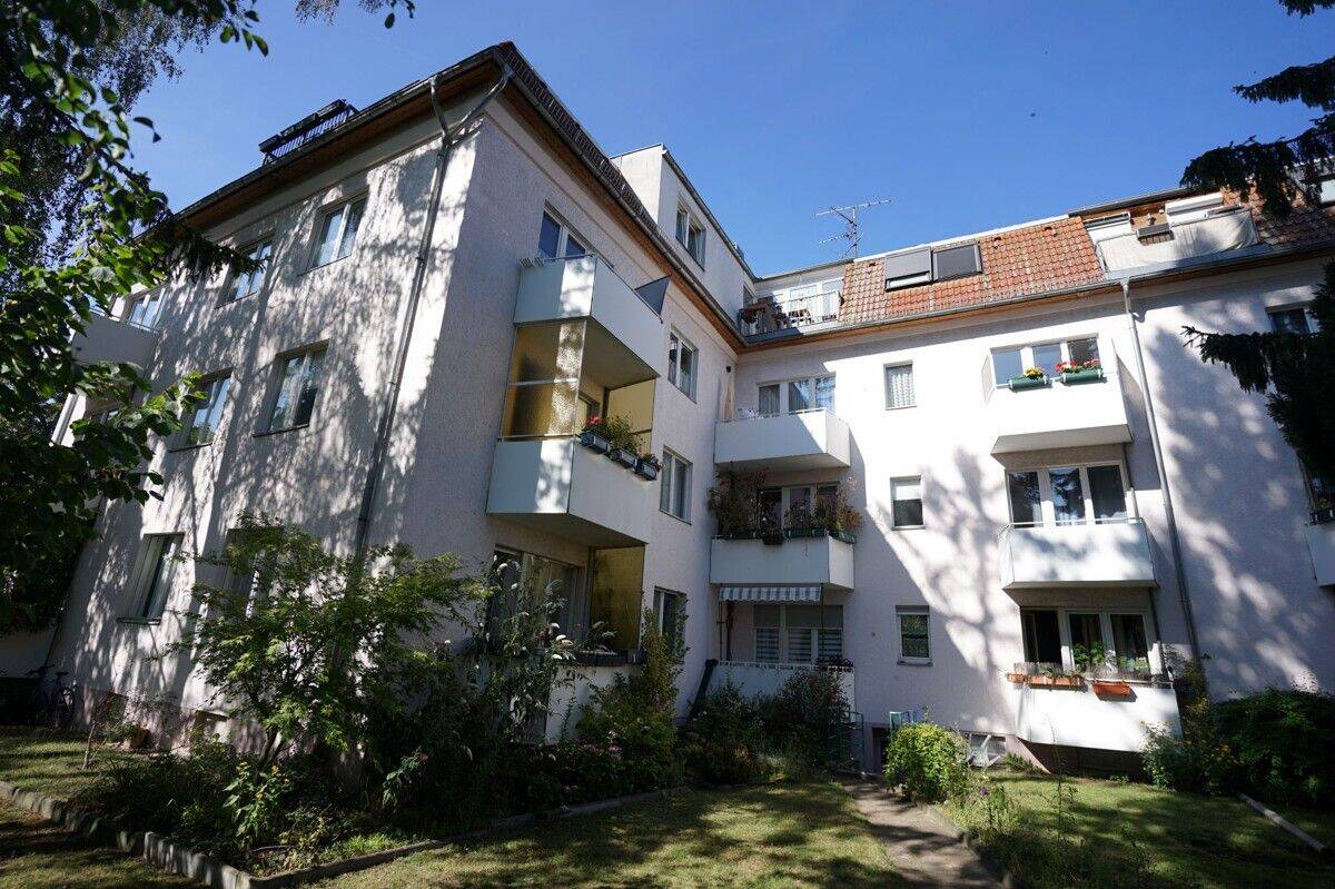 Hauptstadtmakler-Bezugsfreie modernisierte Dachgeschosswohnung mit Stellplatz in Top-Lage, 12247 Berlin (Steglitz-Zehlendorf Lankwitz Steglitz)