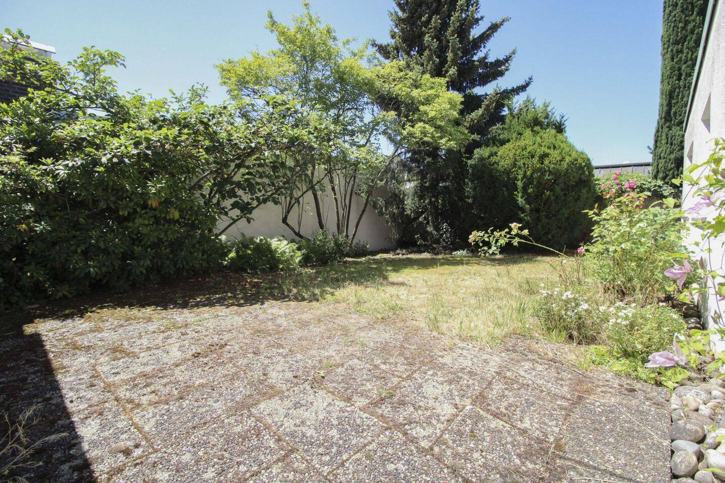 Wohnen auf einer Ebene: Bungalow mit Garten, Terrasse, Garagenstellplatz und Stellplatz davor, 73760 Ostfildern