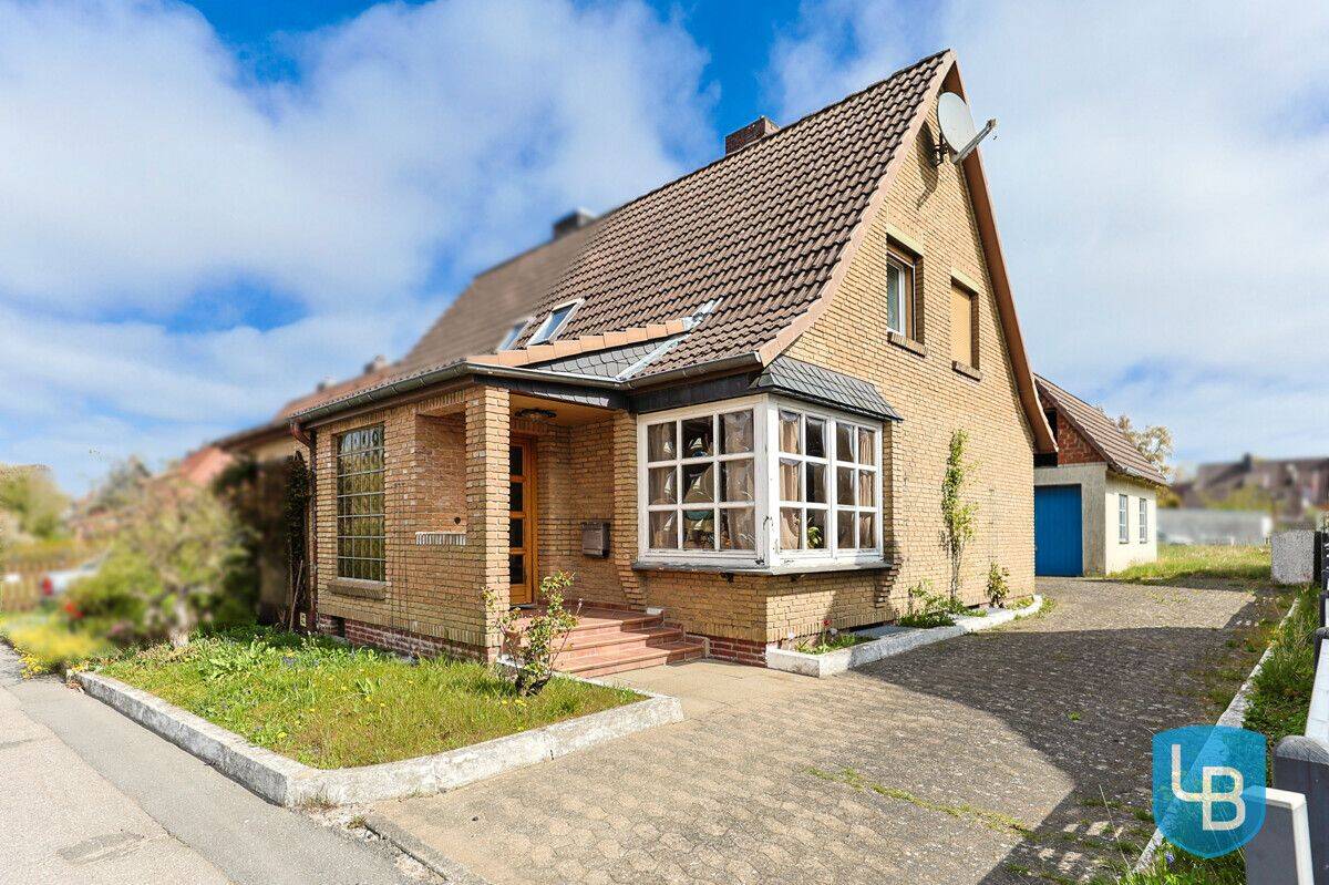 Kleine Doppelhaushälfte mit Renovierungsbedarf in ruhiger Lage von Preetz, 24211 Preetz