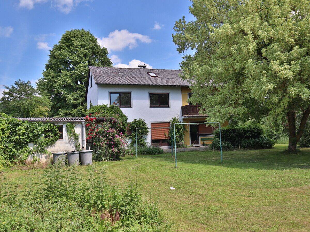 Sanierungsbedürftiges Zweifamilienhaus mit großem Grundstück!, 93152 Nittendorf