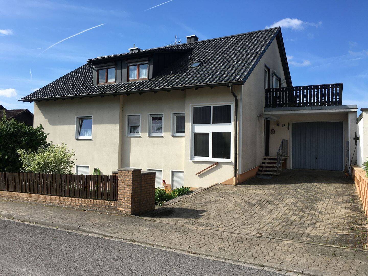 Helle 5-Zimmer DG-Wohnung mit Dachterrasse und Garage, 91085 Weisendorf
