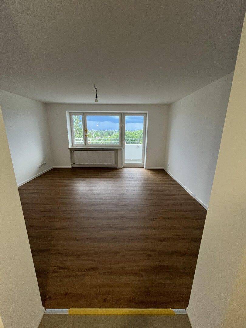 2-Zimmer Wohnung nach Kernsanierung mit EBK, 11qm Terrasse mit Blick nach München und Berge, Keller, 81827 München (Ramersdorf-Perlach Trudering-Riem)
