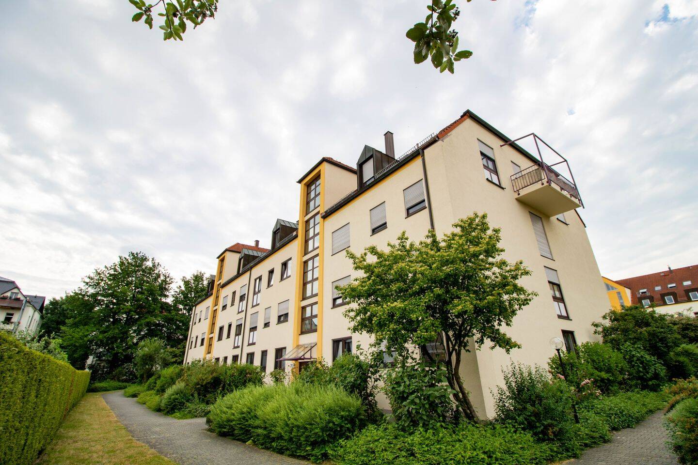 Ruhige und gepflegte 2-Raum-Dachgeschosswohnung mit Tiefgaragenstellplatz in Dresden-Cotta, 1157 Dresden