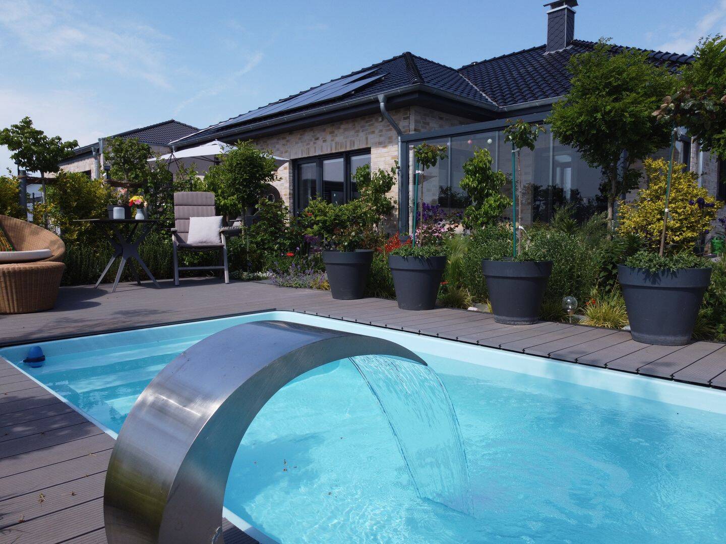 Junger Wohlfühl-Winkelbungalow der Extraklasse mit Einliegerwohnung, Doppelgarage und Pool in Damp, 24351 Damp