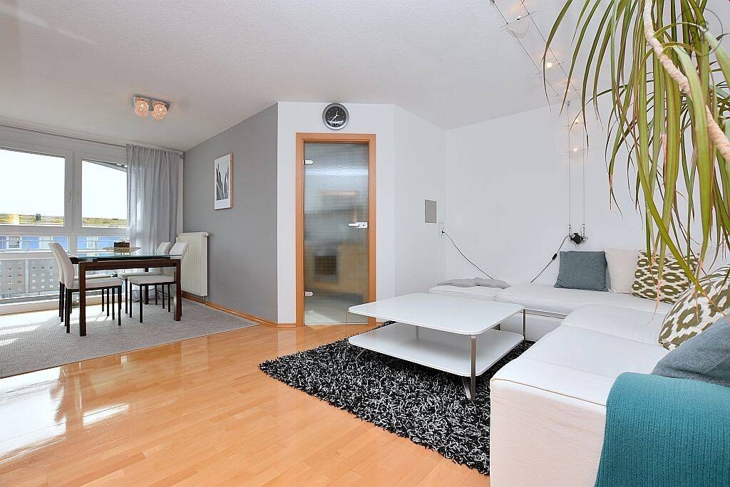 Gepflegte und schön möblierte Wohnung mit großem Balkon und TG-Stellplatz in Stuttgart-Hausen, 70499 Stuttgart