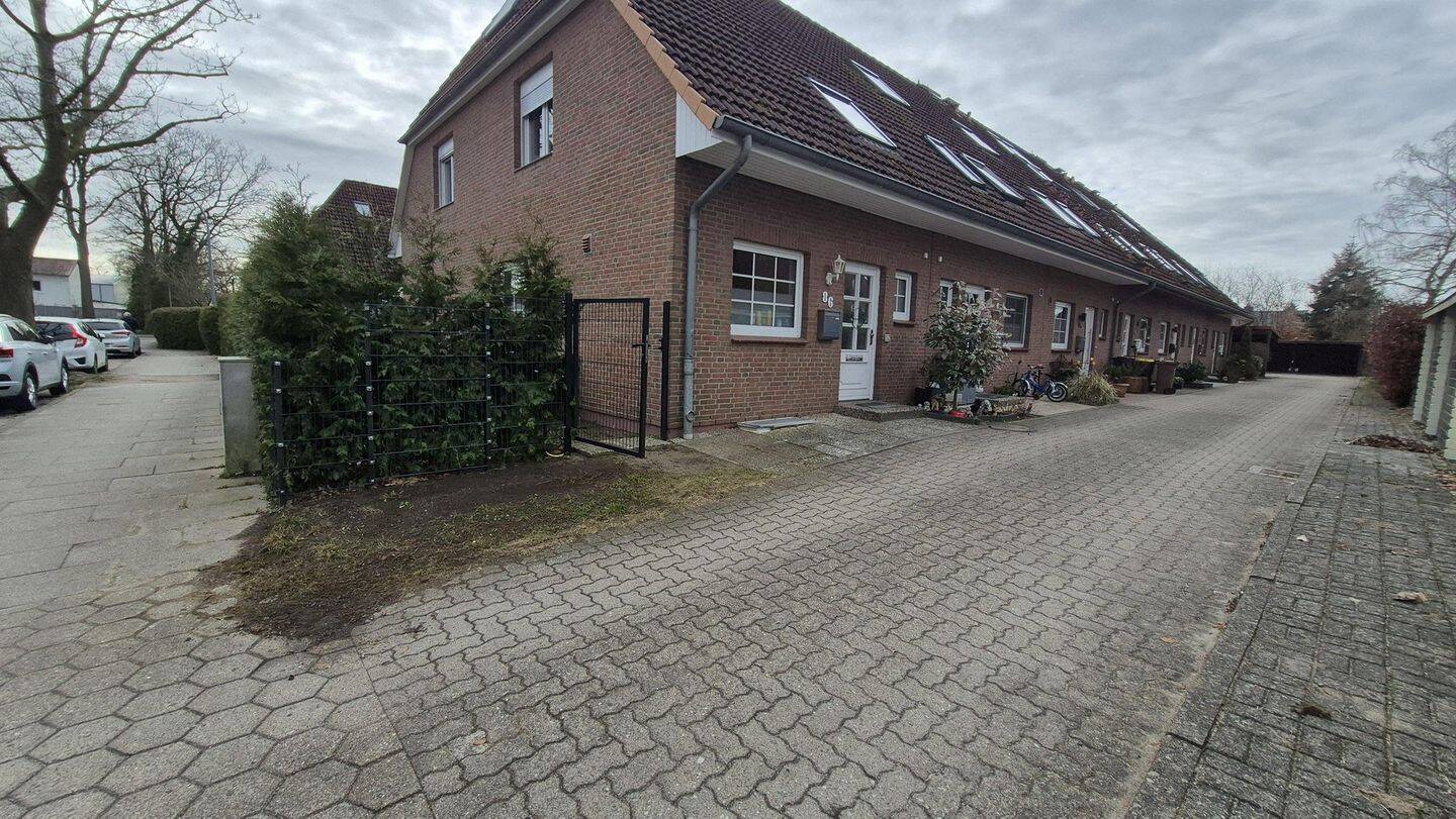Gepflegtes Endreihenhaus mit eingezäuntem Garten und Carpot, 25436 Uetersen