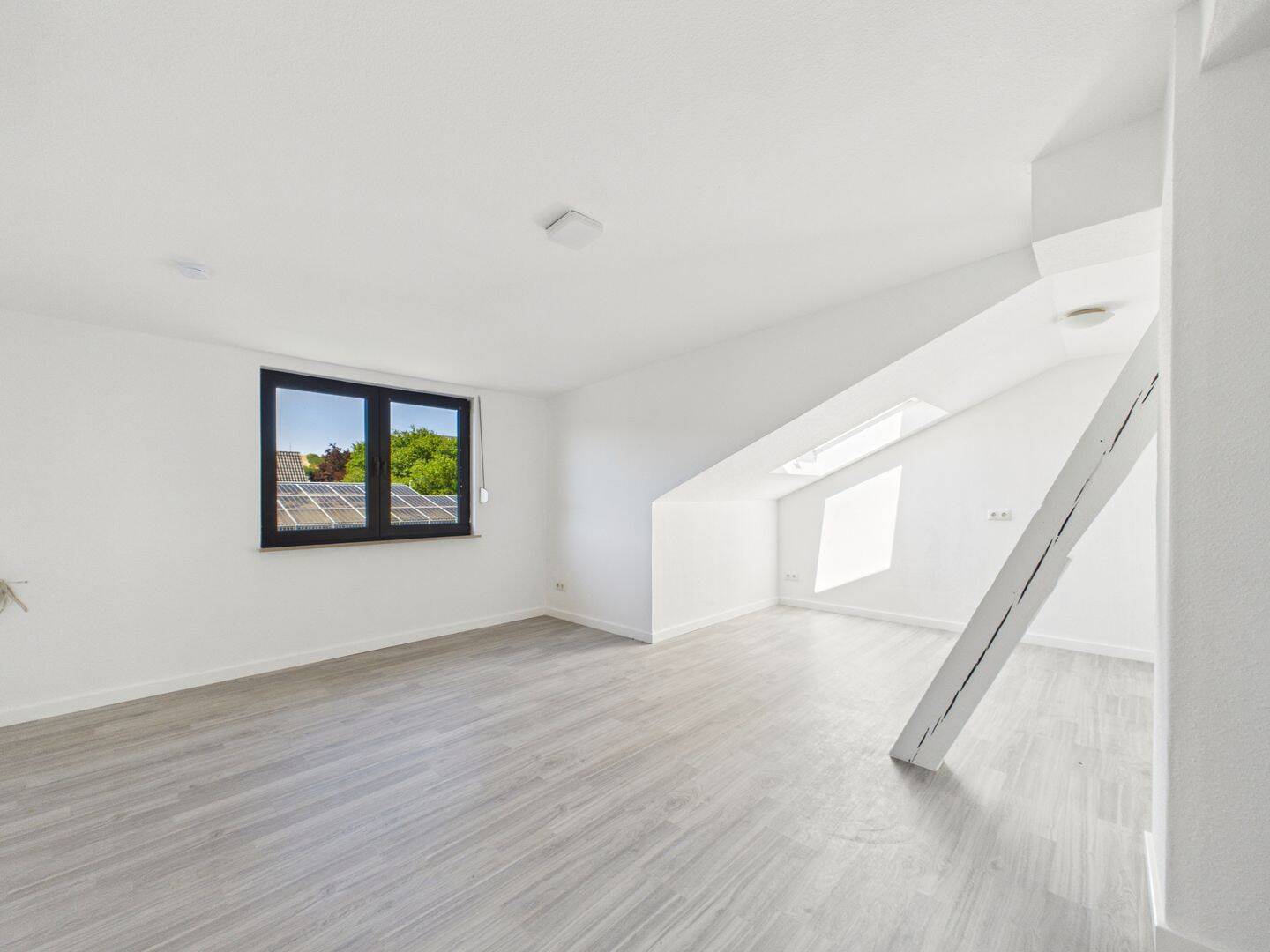Charmante 3,5 Zimmer Dachgeschosswohnung in Weilmünster, 35789 Weilmünster